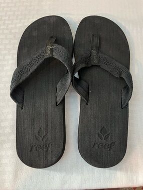 Reef Black Women's Textured Strap Flip Flops "Sandy"